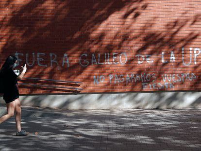 El Galileo Galilei y sus alrededores amanecieron este martes con pintadas alusivas al brote de Covid-19 detectado la pasada semana y que obligó a suspender las clases presenciales a 25.000 alumnos del campus de la Universidad Politécnica de Valencia (UPV).