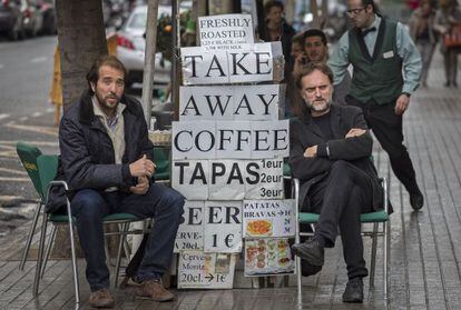 Victor Solé, a la izquierda, y Marc Caellas, actor y director de ‘Guiris go home’ en el centro de Barcelona.