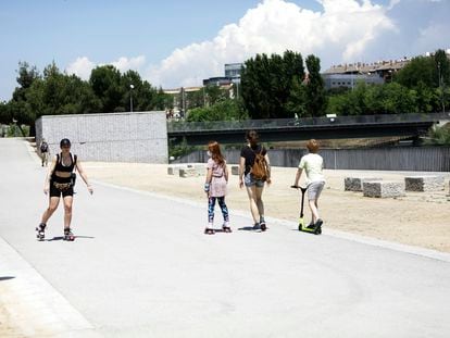 Varias personas caminan y hacen deporte por Madrid Río, abierto en la fase 1 de la desescalada, el pasado lunes.