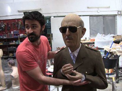 Eugenio Merino en su taller madrile&ntilde;o, junto a la estatua de Franco que llevar&aacute; a Arco. 