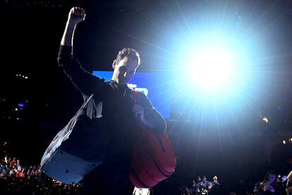 Roger Federer saluda al público tras vencer a Novak Djokovic en un partido de la ATP en Londres, en 2019.