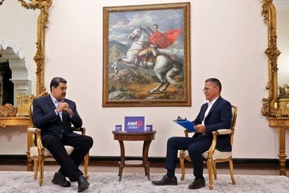 Maduro talks with Ernesto Villegas at the Miraflores Palace in the interview broadcast this Sunday.