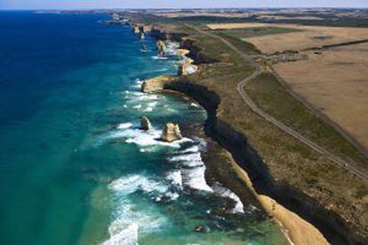 Panorámica de la Great Ocean Road y 'Los Doce Apóstoles', en el parque nacional de Port Campbell, en Australia.