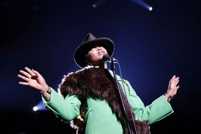 Un momento del concierto que Erykah Badu ofreció ayer en el Circo Price.