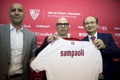 El entrenador argentino Jorge Sampaoli, junto a Monchi, izquierda y José Castro, durante su presentación como nuevo técnico del Sevilla FC.