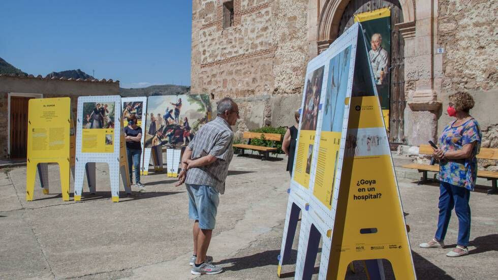 Los vecinos de Las Parras de Martín (Teruel) disfrutan de la exposición '¿Goya en un hospital?' durante el festival rural Arte Ambulatorio (agosto 2021).