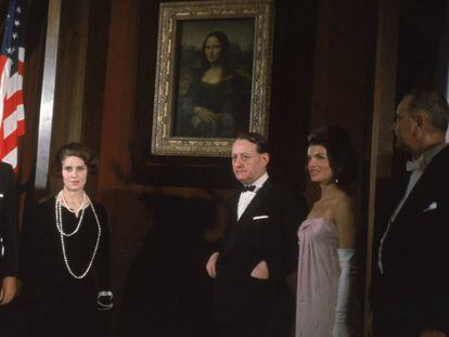 Malraux (centro) y su esposa, Marie-Madeleine Lioux, posan junto a John y Jacqueline Kennedy y Lyndon Johnson, en la National Gallery de Washington en 1963. 