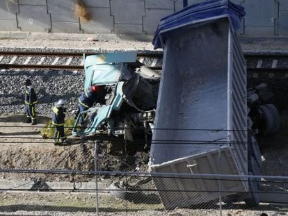 Retrasos en el AVE a Zaragoza tras la caída de un camión sobre las vías