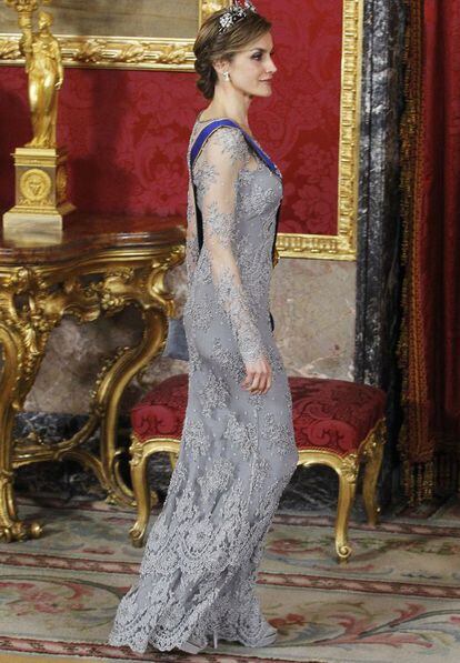 Para su segunda cena de gala como Reina de España, Letizia volvió a confiar en Felipe Varela. Fue con motivo de la visita de Estado del presidente de Colombia, en marzo de 2015. Doña Letizia repitió el mismo diseño que ya había lucido en la Coronación de Guillermo de Holanda.