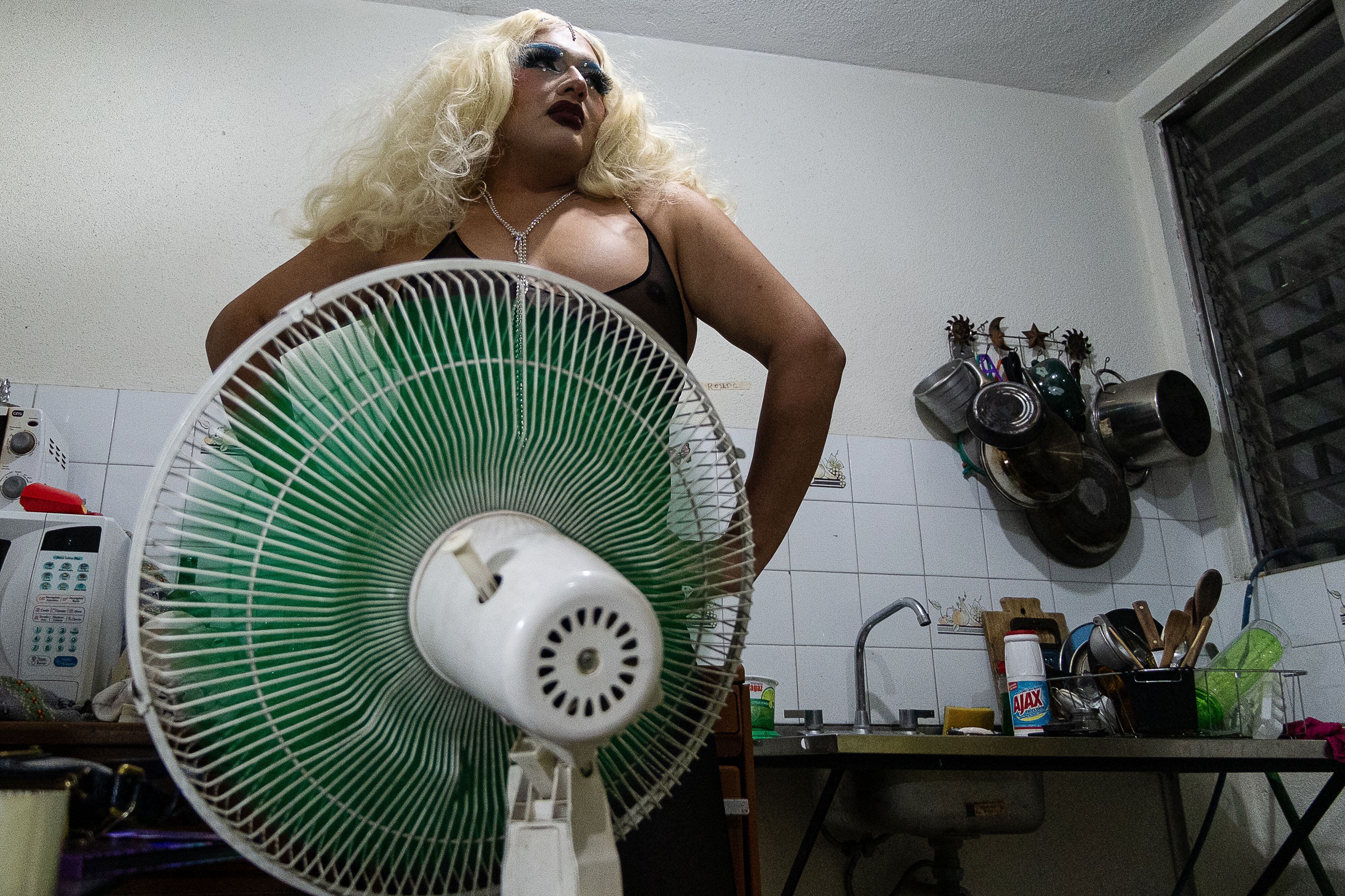 Andrómeda, antes de ir al 'Dancing Queer', delante de un ventilador.