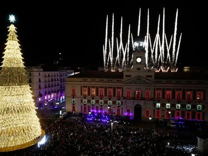Cientos de personas se reúnen anoche en la Puerta del Sol de Madrid para recibir con las campanadas de Año Nuevo.