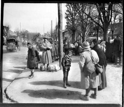 26 de marzo de 1918. Refugiados en la plaza de Oise, al norte de Francia (nota manuscrita del autor sobre el negativo de vidrio).
