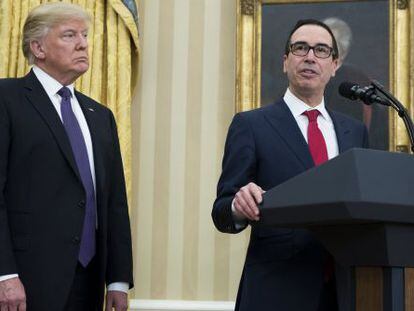  El presidente de EE.UU. Donald J. Trump (i), escucha al nuevo secretario del Tesoro Steven Mnuchin (d) durante la toma de juramento de Mnuchin hoy, lunes 13 de febrero de 2017, en la Oficina Oval de la Casa Blanca en Washington (EE.UU.). 