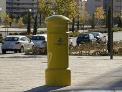 Buzón de Correos en el barrio de Sanchinarro en Madrid.