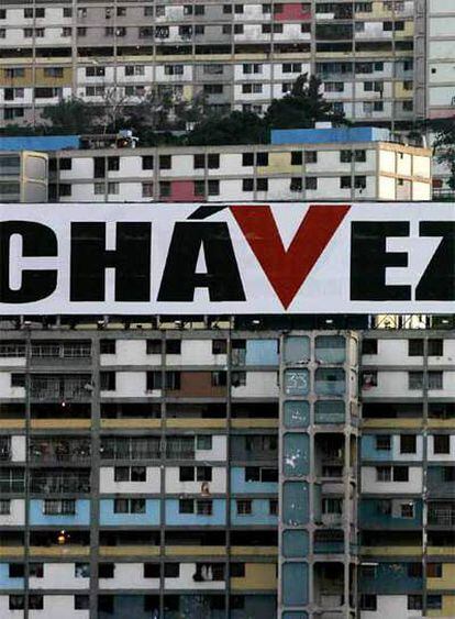 Cartel de apoyo a Hugo Chávez en el barrio 23 de enero de Caracas, en una imagen de 2006.