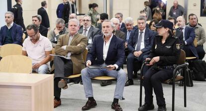 En primera fila, desde la izquierda, Álvaro Pérez Alonso, 'El Bigotes'; Pablo Crespo; y Francisco Correa, durante el juicio. 