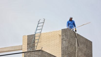 Un operario trabaja en la construcción de un edificio en Madrid.