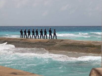 Soldados chinos en la islas Spratly, en febrero de 2016