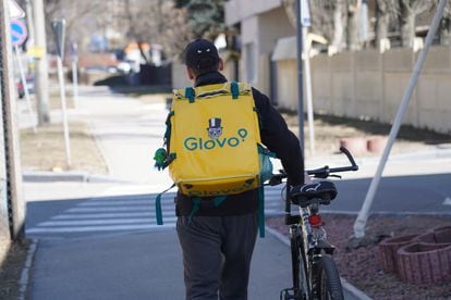 Alexei, 36, a Glovo delivery man on the streets of kyiv.