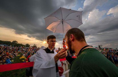 Un peregrino recibe la sagrada comunión durante el primer día de la Jornada Mundial de la Juventud 2016, en Cracovia, Polonia, día 26 de julio.