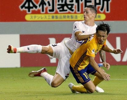 Fernando Torres (izquierda), jugador español del Sagan Tosu, lucha por le balón con Shingo Tomita del Vegalta Sendai.