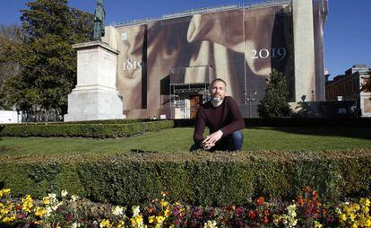 El botánico Eduardo Barba, delante de una de las entradas del Museo del Prado.