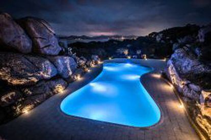 Una de las bonitas piscinasdel hotel, enclavadoen un parque natural.