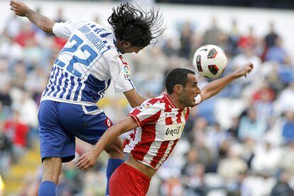 Juan Rodríguez y Ortiz disputan un balón aéreo.