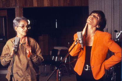 Ana Belen y Chavela Vargas grabando juntas la cancion 'Amanecí en tus brazos' en 1993 en los estudios Cinearte de Madrid.