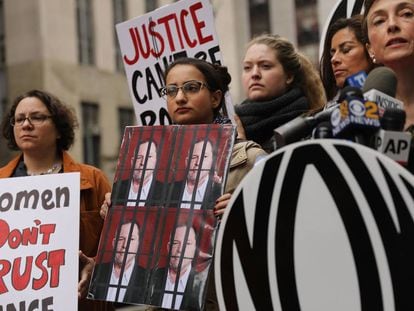 Miembros de la Organización Nacional para las Mujeres se manifiestan frente a la Corte Criminal de Manhattan.