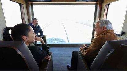 El presidente Andrés Manuel López Obrador visita las obras del tren del Aeropuerto Internacional Felipe Ángeles junto a la Jefa de Gobierno Claudia Sheinbaum el 5 de diciembre de 2021.