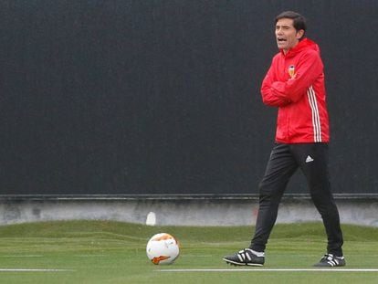 Marcelino, en un entrenamiento en la ciudad deportiva del Valencia.