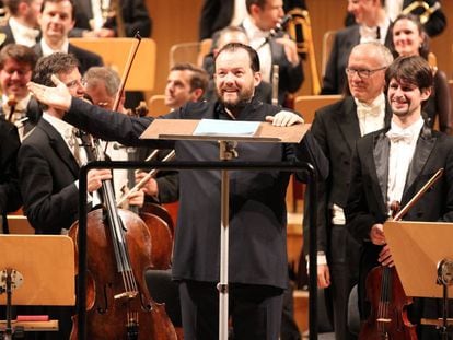 Andris Nelsons saluda desde el podio al final del concierto.