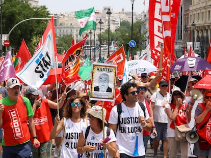 Manifestantes en la huelga de funcionarios de Justicia, en una marcha por Madrid.