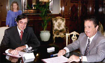 Anoop Singh, directivo del FMI (izquierda), junto al presidente argentino Eduardo Duhalde.