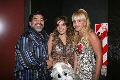 Dalma Maradona, entre su padre y su madre, Claudia Villafa&ntilde;e. 