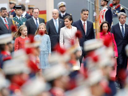 La reina Letizia, sus hijas, el presidente Sánchez y la ministra de Defensa.