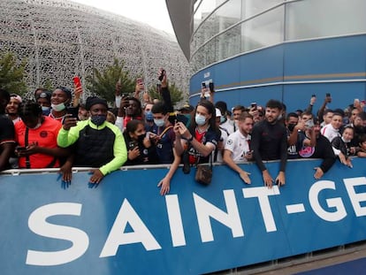 Los seguidores del PSG esperan la llegada de Leo Messi a las afueras del estadio del club. 