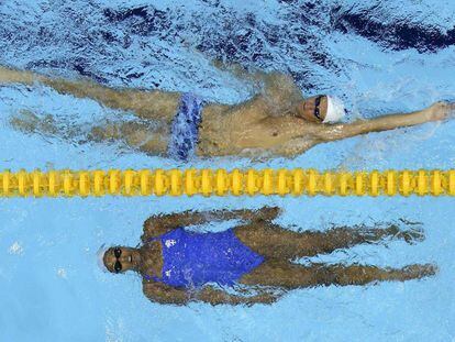 Nadadores entrenándose en la piscina principal del Centro Acuático.