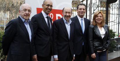 De izquierda a derecha, el comisario Joaquín Almunia; Harlem Désir, primer secretario del Partido Socialista francés; Pérez Rubalcaba; el líder de los socialistas portugueses, Antonio José Seguro, y Elena Valenciano.