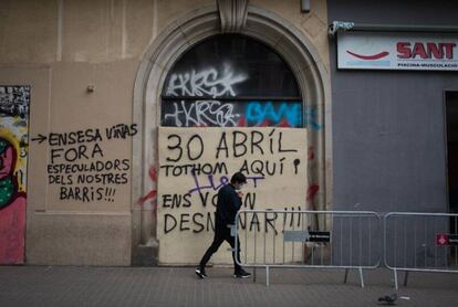 El gimnàs Sant Pau, amb pintades que fan referència a la data prevista per al desnonament.