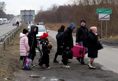 Una familia espera a sus allegados en la frontera de Ucrania con Polonia por el paso de Dorohusk.