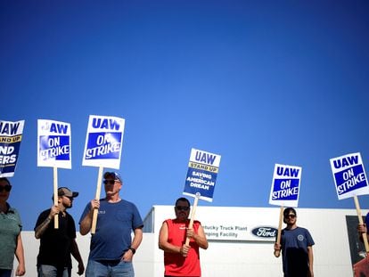 Miembros de United Auto Workers (UAW), ante una planta de camiones de Ford, en Louisville (Kentucky, EE UU), el pasado día 12.