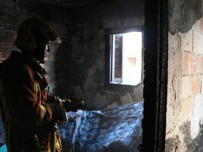 El fuego ha calcinado una vivienda en un edificio del casco urbano de Paterna.