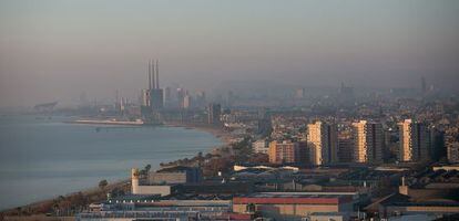 Barcelona cubierta, este sábado, por la contaminación atmosférica.