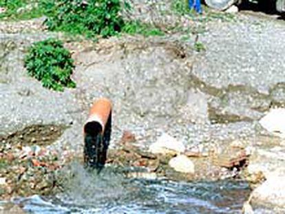 Vertido al río Campanillas.