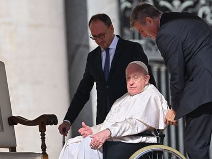 El Papa junto a su mayordomo (a la derecha), Sandro Mariotti, el 5 de octubre en el Vaticano.