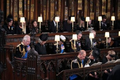 Miembros de la familia real siguen la ceremonia religiosa en el interior de la capilla de San Jorge, en el castillo de Windsor. 