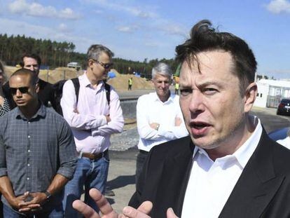 Elon Musk  en las obras de construcción de la fábrica de Tesla en Gruenheidecerca de Berlín