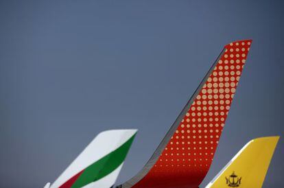 Colas de aviones de aerol&iacute;neas de Oriente Pr&oacute;ximo; entre ellas, de Fly Dubai, en el centro. 
 